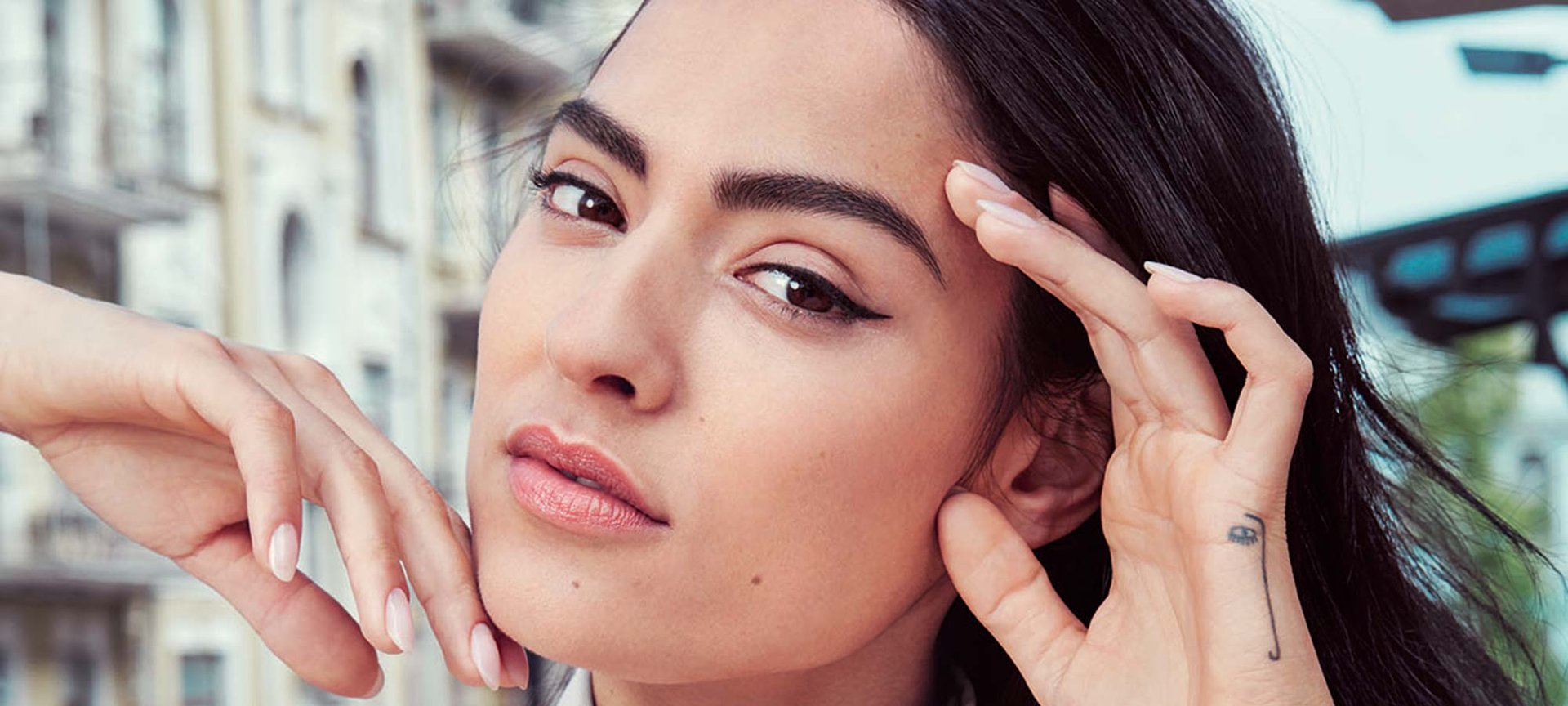 Te contamos cómo hacerte las cejas en casa con Brow Artist Skinny Definer de L’Oréal Paris.